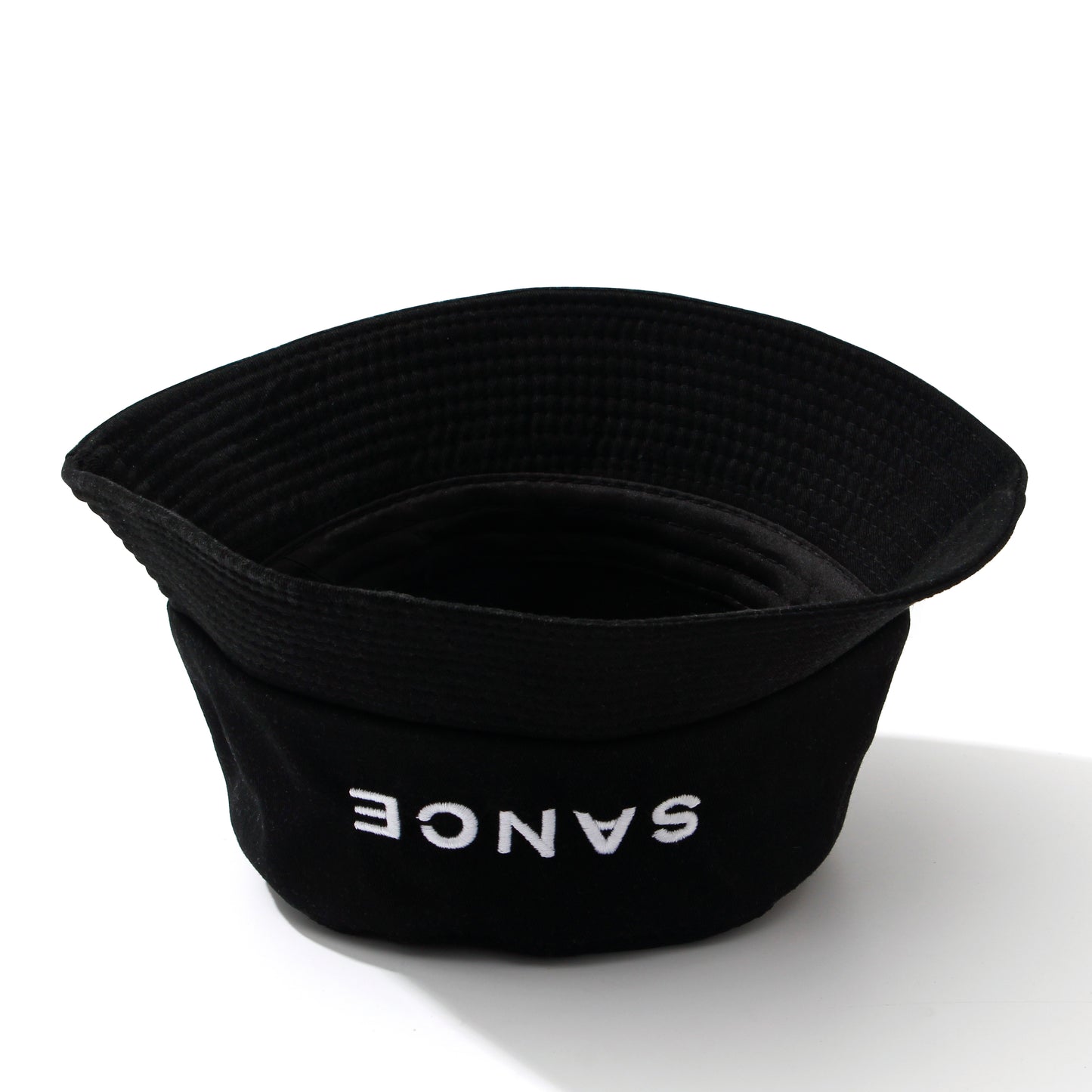 SANCE bucket hat sombrero de cubo blanco negro SANCE STORE lgbtq+ lgbtqia trans queer lesbiana gay homosexuales solterxs solteras solteros encuentra amor en vida real fishing hat sombrero de pesca hipster moda