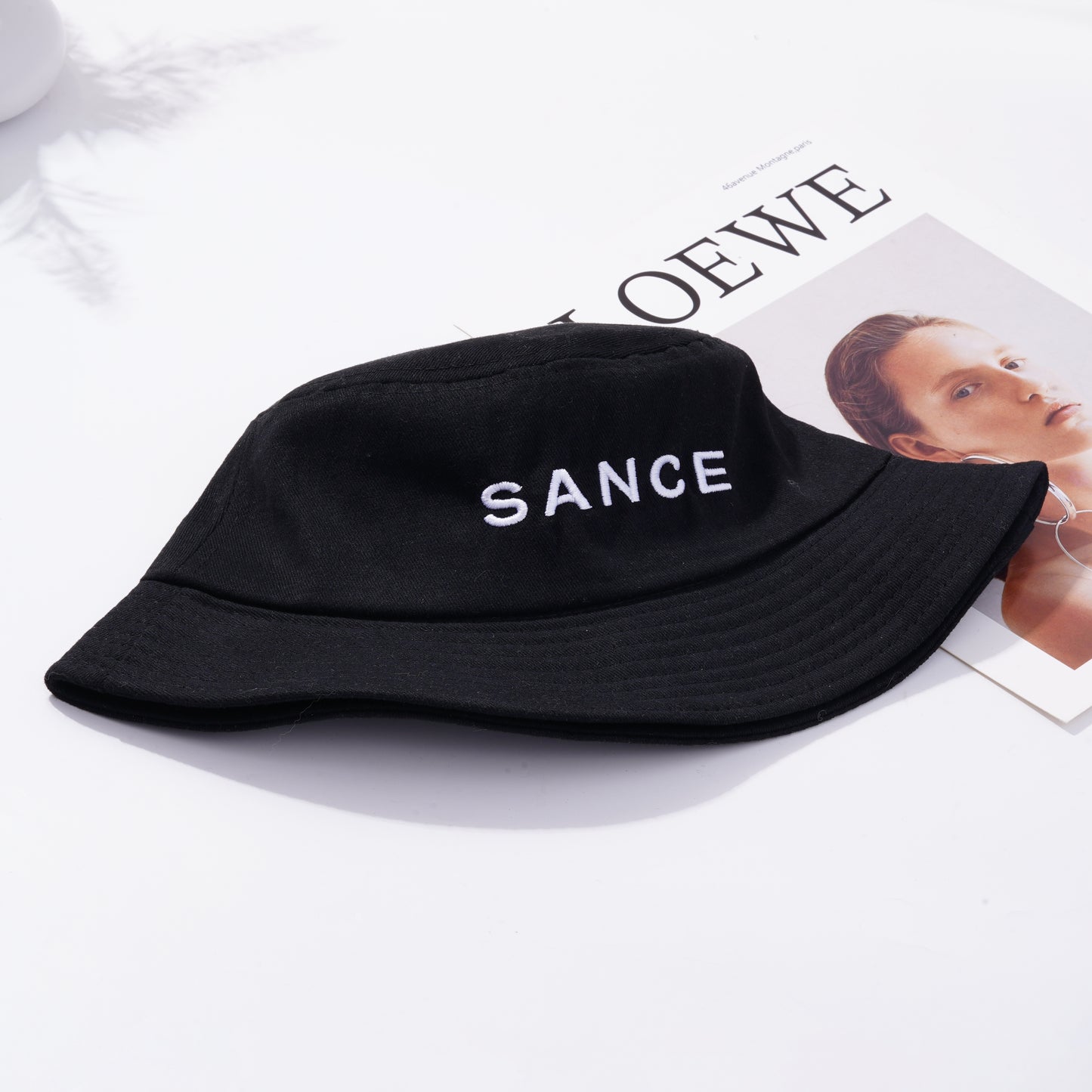 SANCE bucket hat sombrero de cubo blanco negro SANCE STORE lgbtq+ lgbtqia trans queer lesbiana gay homosexuales solterxs solteras solteros encuentra amor en vida real fishing hat sombrero de pesca hipster moda