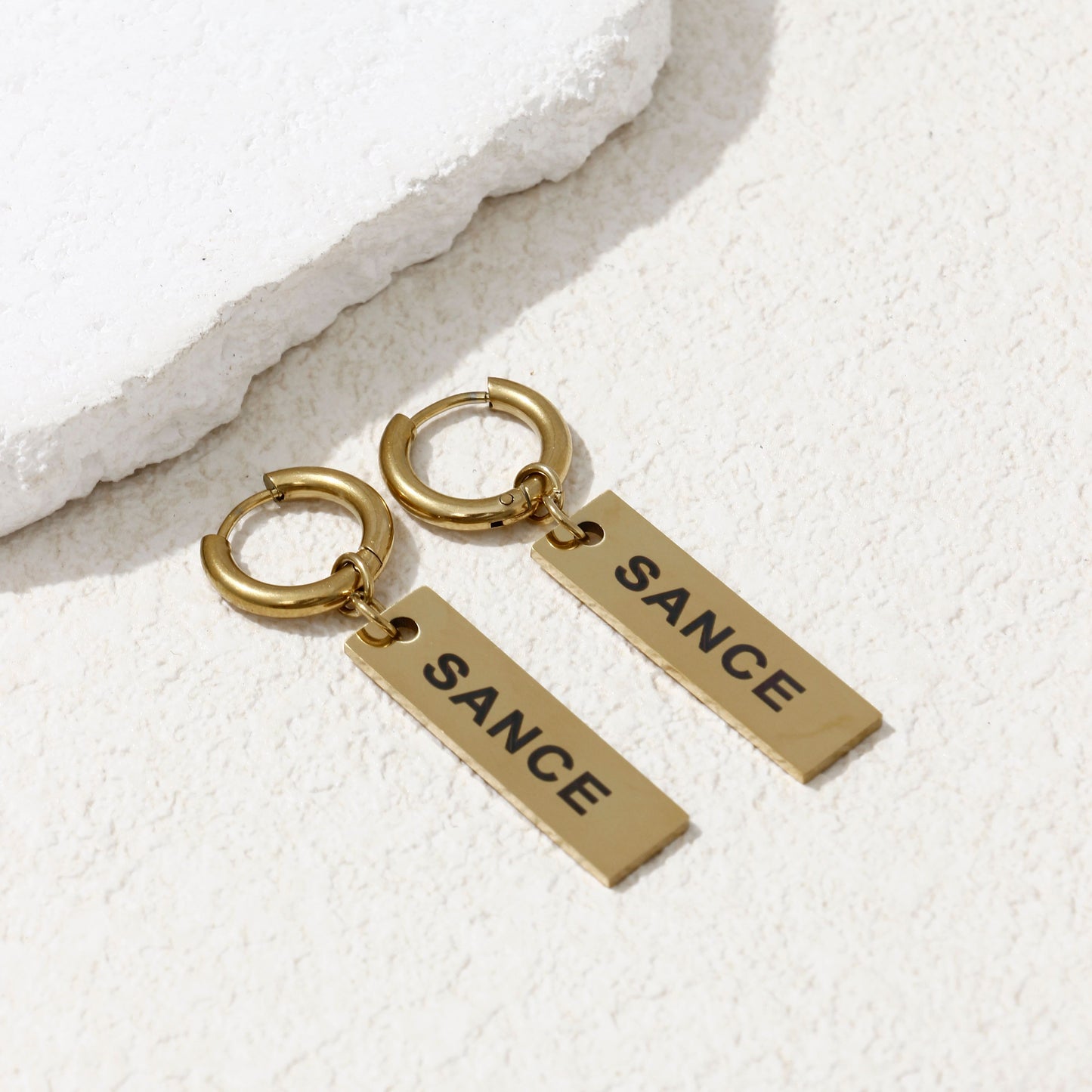 SANCE pendientes cortas earrings short pendant gold oro queer bisexual gay lesbiana trans lgbtq+ lqbtia solterxs solteros solteras singles jewlry joyeria