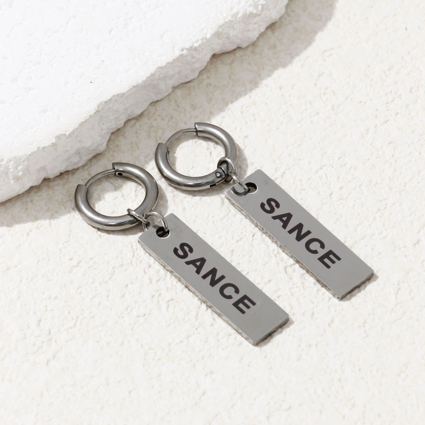SANCE pendientes cortas earrings short pendant silver plata queer bisexual gay lesbiana trans lgbtq+ lqbtia solterxs solteros solteras singles jewlry joyeria jewellery