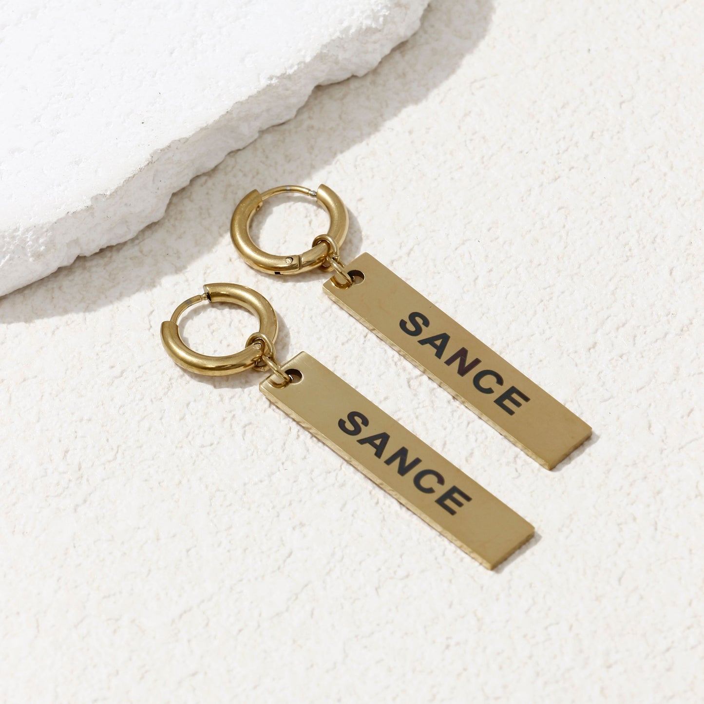 SANCE pendientes largas earrings long pendant gold oro queer bisexual gay lesbiana trans lgbtq+ lqbtia solterxs solteros solteras singles jewlry joyeria jewellery