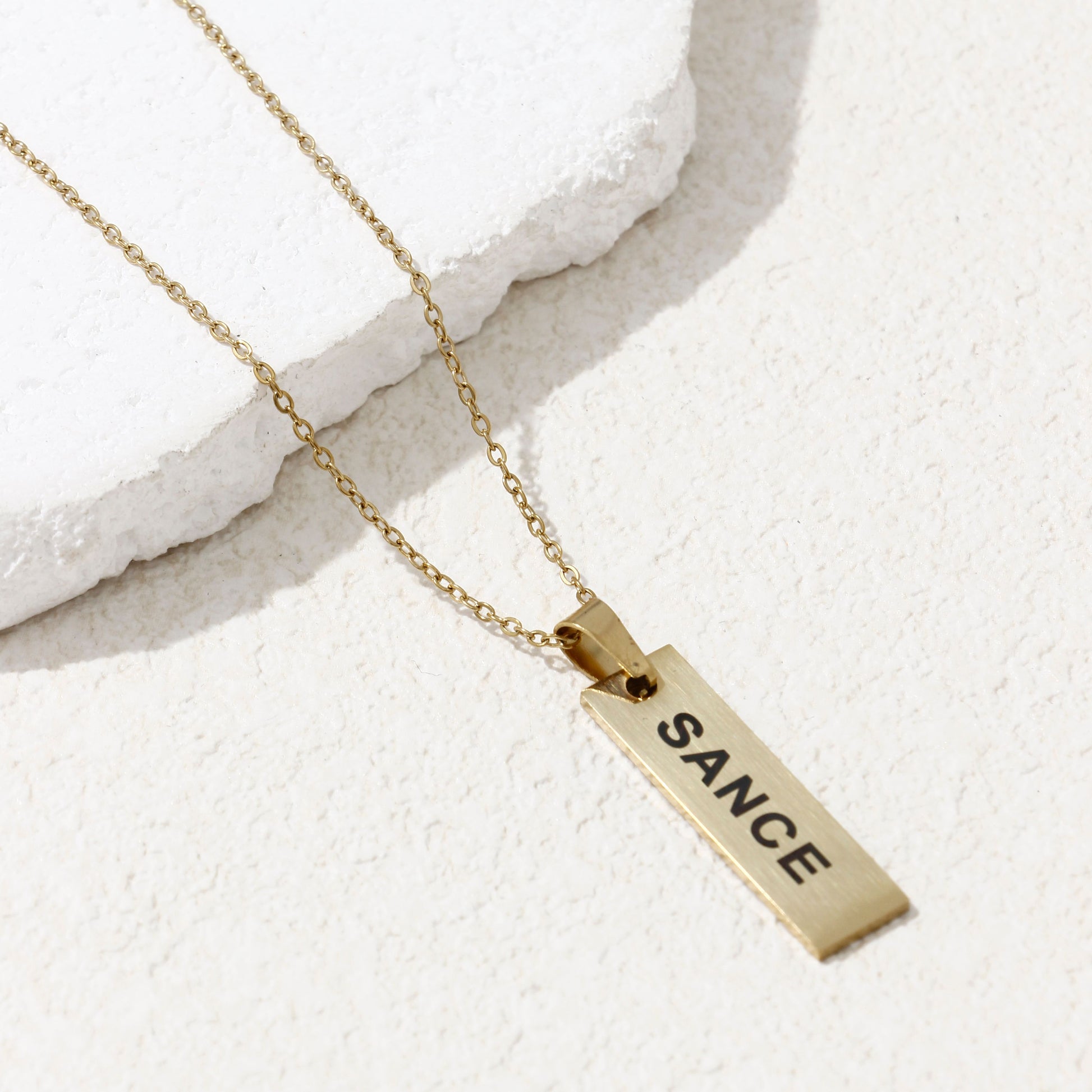 SANCE collar fina corto oro necklace thin short gold queer bisexual gay lesbiana trans lgbtq+ lqbtia solterxs solteros solteras singles jewlry joyeria accessorios moda fashion encuentra amor en la vida real