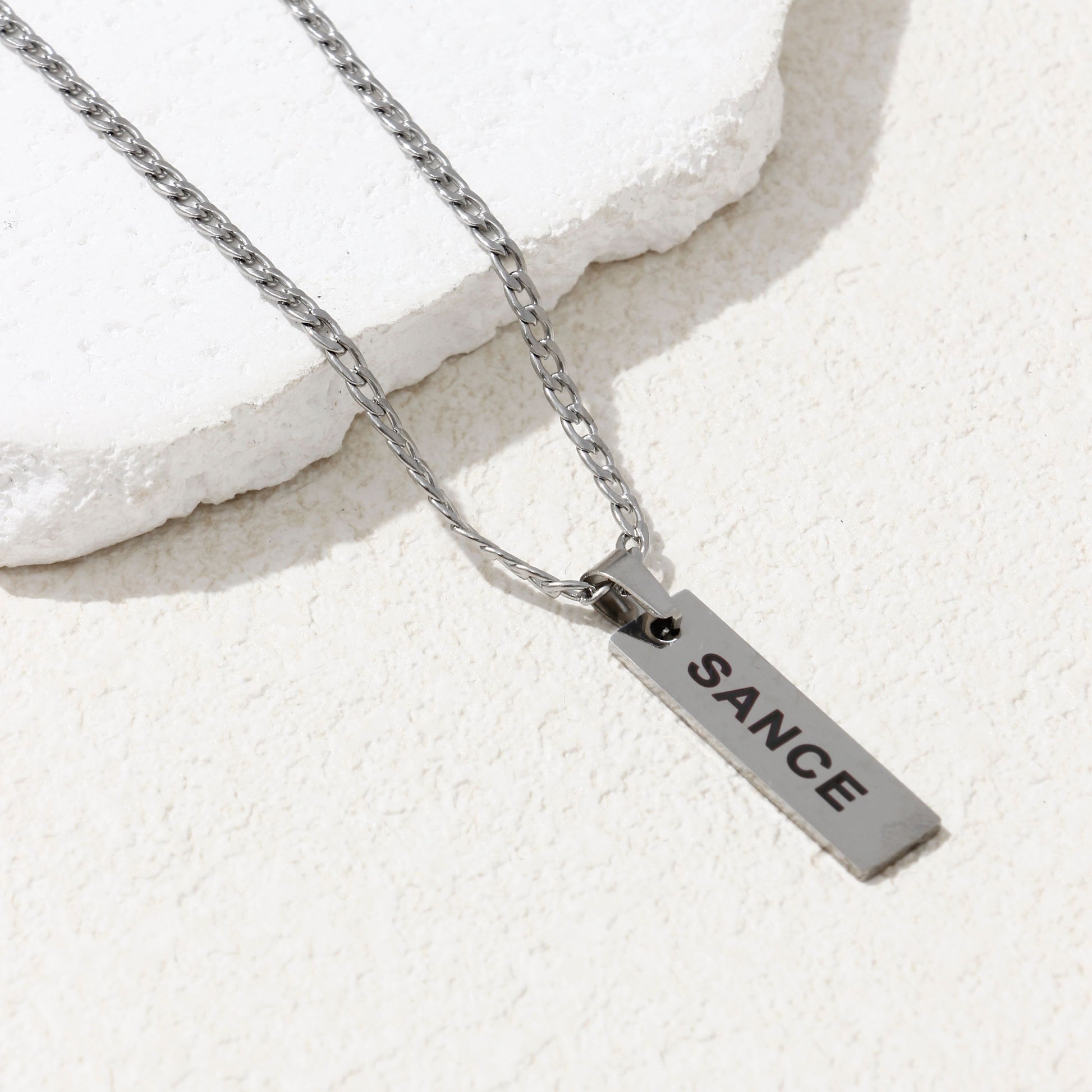 SANCE collar medio corto plata necklace medium short silver queer bisexual gay lesbiana trans lgbtq+ lqbtia solterxs solteros solteras singles jewlry joyeria accessorios moda fashion encuentra amor en la vida real