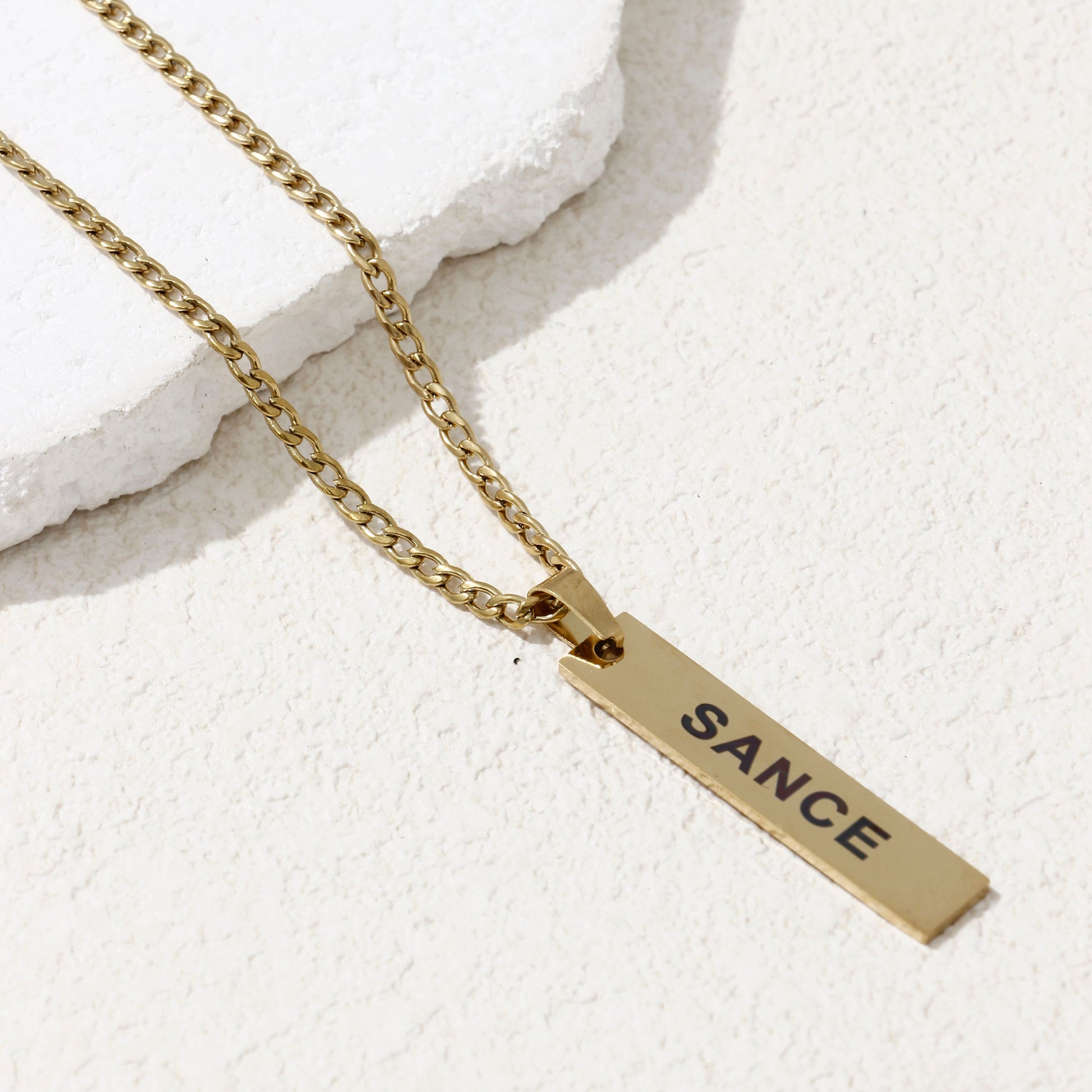 SANCE collar medio largo oro necklace medium long gold queer bisexual gay lesbiana trans lgbtq+ lqbtia solterxs solteros solteras singles jewlry joyeria accessorios moda fashion encuentra amor en la vida real