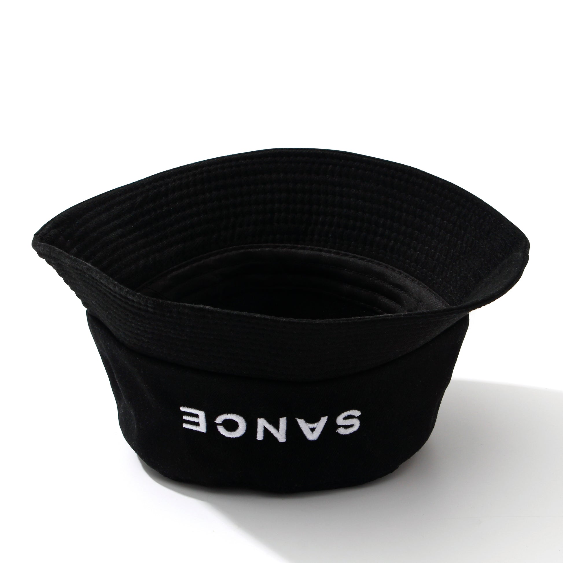 SANCE bucket hat sombrero de cubo blanco negro SANCE STORE lgbtq+ lgbtqia trans queer lesbiana gay homosexuales solterxs solteras solteros encuentra amor en vida real fishing hat sombrero de pesca hipster moda