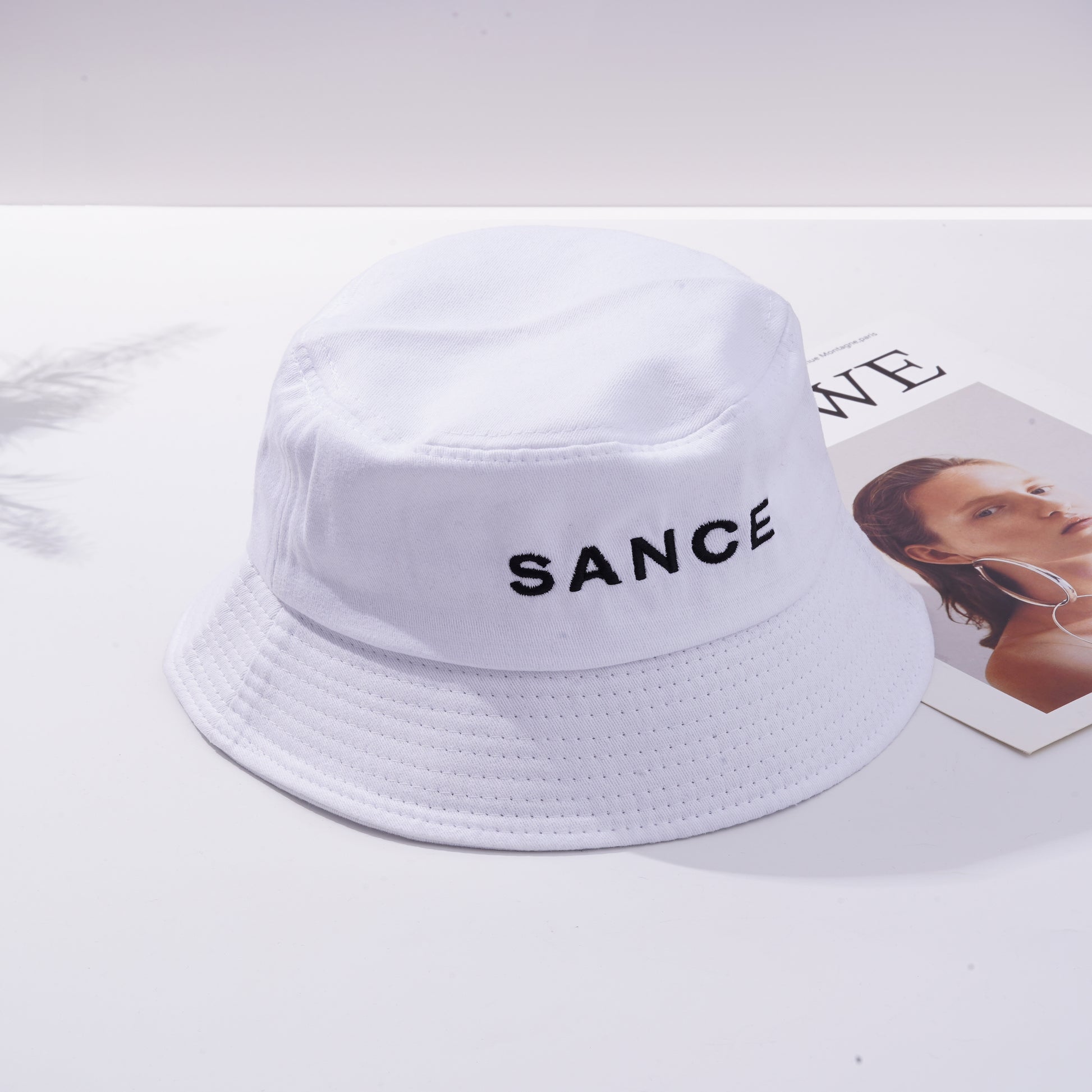SANCE bucket hat sombrero de cubo blanco negro SANCE STORE lgbtq+ lgbtqia trans queer lesbiana gay homosexuales solterxs solteras solteros encuentra amor en vida real fishing hat sombrero de pesca hipster moda