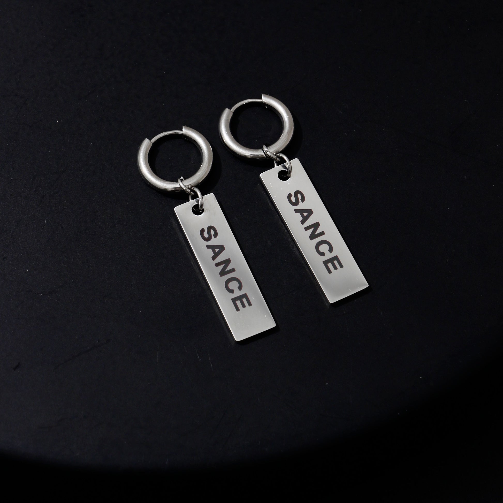 SANCE pendientes cortas earrings short pendant silver plata queer bisexual gay lesbiana trans lgbtq+ lqbtia solterxs solteros solteras singles jewlry joyeria jewellery
