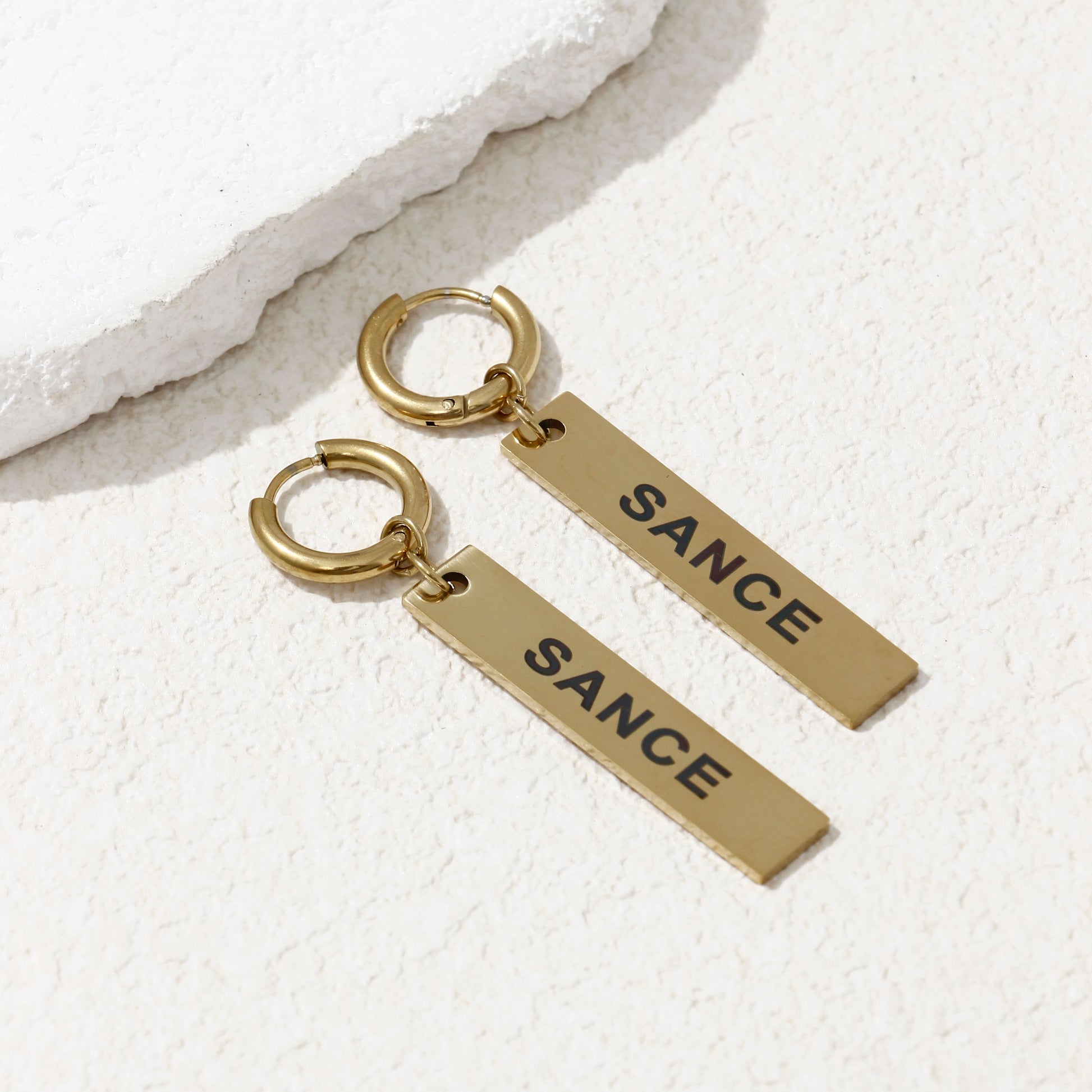 SANCE pendientes largas earrings long pendant gold oro queer bisexual gay lesbiana trans lgbtq+ lqbtia solterxs solteros solteras singles jewlry joyeria jewellery