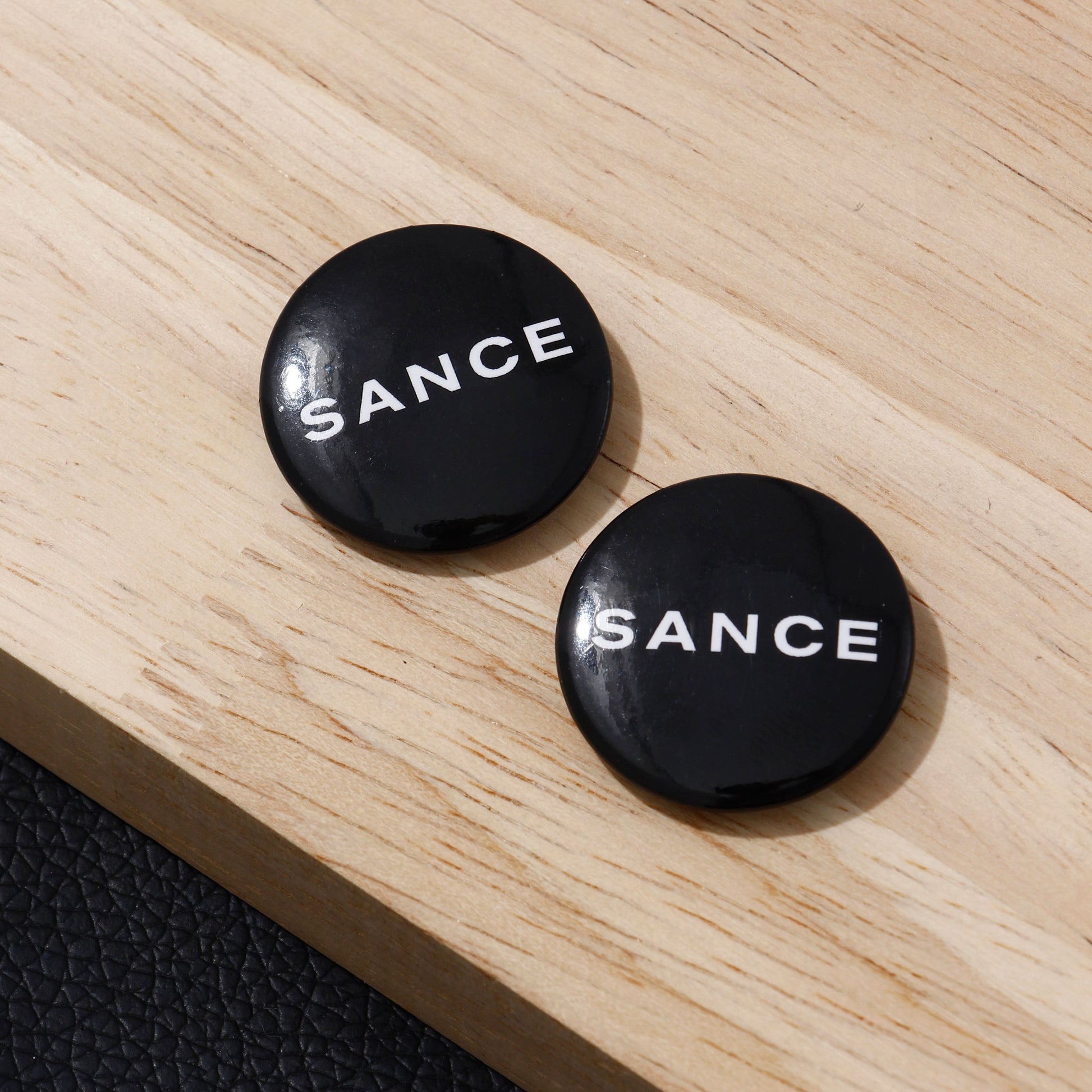 SANCE button pin negro black for lgbtq singles solteros solterxs solteras gay trans bisexual lesbiana queer find love in real life accessories gay moda style